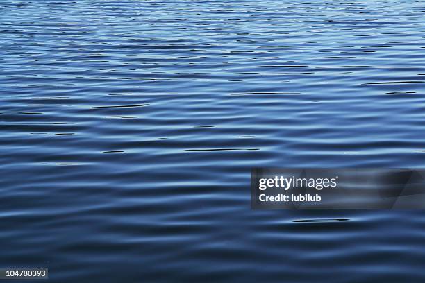 suaves ondas azules de superficie del agua del mar - lago fotografías e imágenes de stock