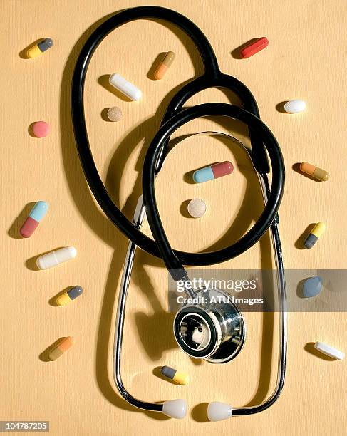 stethoscope and pills - stethoscope pills stock pictures, royalty-free photos & images