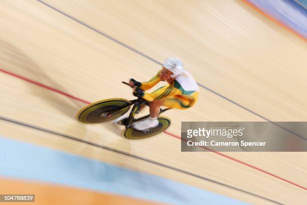 Michael Hepburn of Australia competes in qualifying for the men's 4000m individual pursuit at IG Sports Complex during day two of the Delhi 2010...
