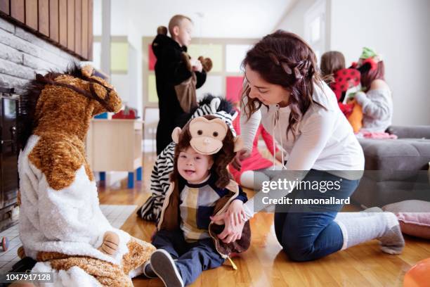 kleiner junge mit down-syndrom und seine freunde in halloween-kostümen gekleidet - tierkostüm stock-fotos und bilder