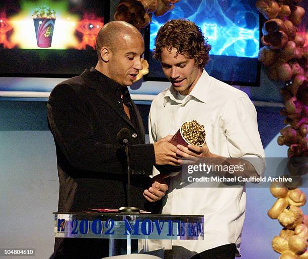 Vin Diesel Accepting Award For Paul Walker Paul Walker 2002 Photos and Premium High Res Pictures - Getty Images