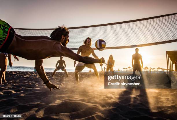 beach-volleyball bei sonnenuntergang! - womens volleyball stock-fotos und bilder