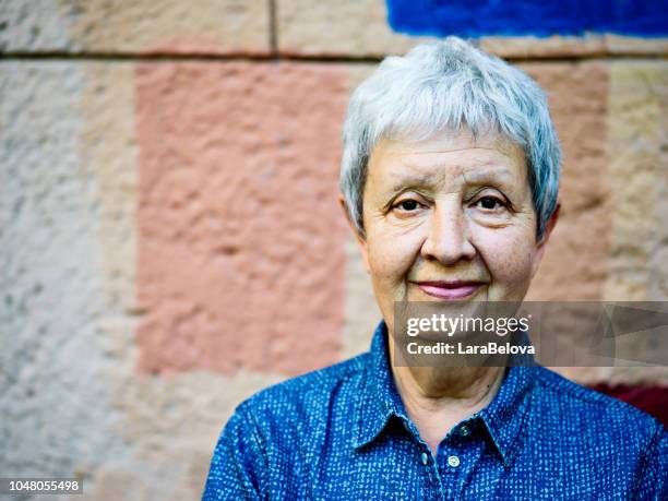 portrait de femme senior 74 ans - 70 79 years photos et images de collection