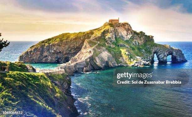 san juan de gaztelugatxe, bermeo, spain - gaztelugatxe fotografías e imágenes de stock