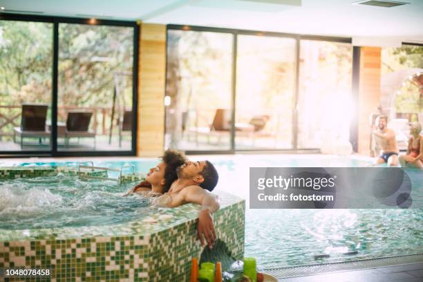 paar genieten in luxehotel - bad relationship stockfoto's en -beelden