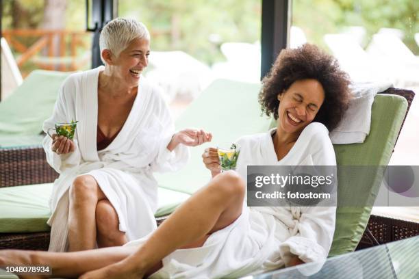 vriendinnen uitje - kuuroord stockfoto's en -beelden
