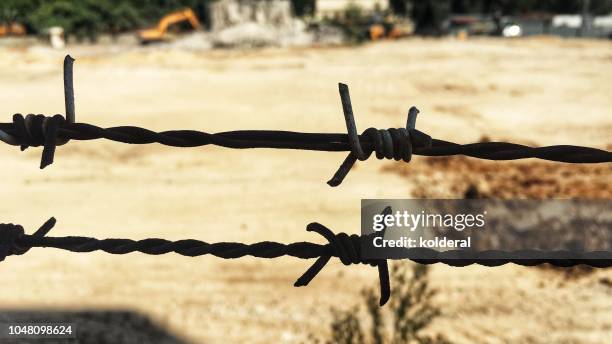 barbed wire close-up - genocidio fotografías e imágenes de stock