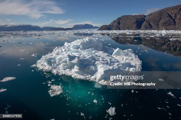 iceberg structure above and under water - packeis stock-fotos und bilder
