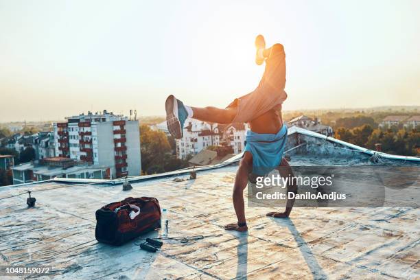 男子運動和手站在屋頂上 - hiphop 個照片及圖片檔