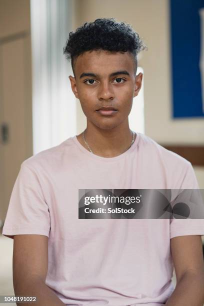 portret van een tiener jongen - indian boy portrait stockfoto's en -beelden