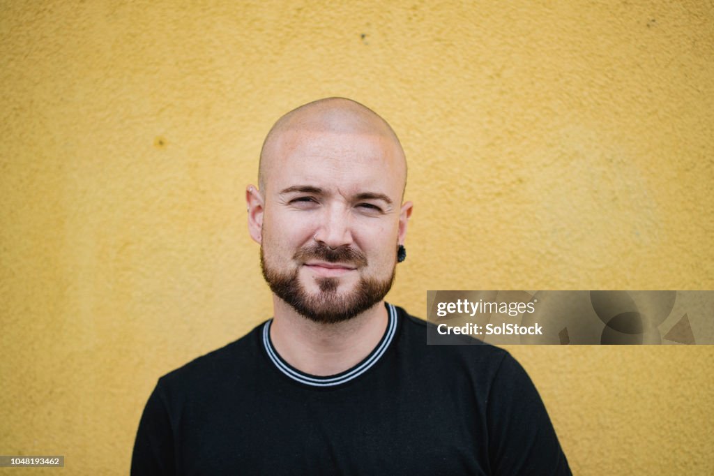 Hipster em fundo amarelo