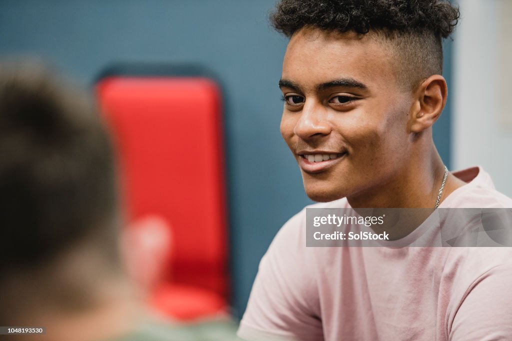 Teenage étudiants parler de leçon