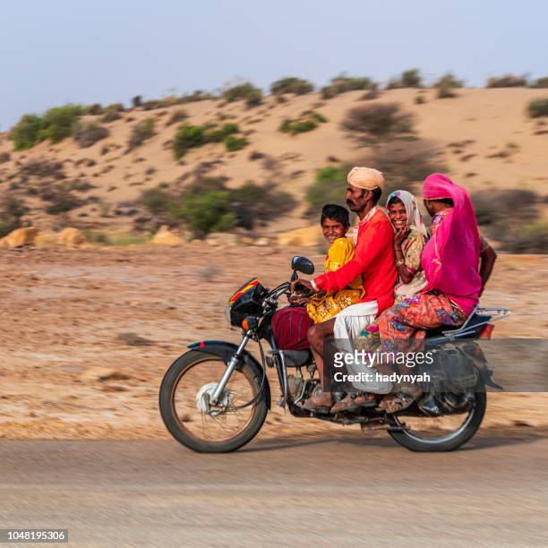 indische familie auf motorrad, rajasthan, indien - rajasthani women stock-fotos und bilder
