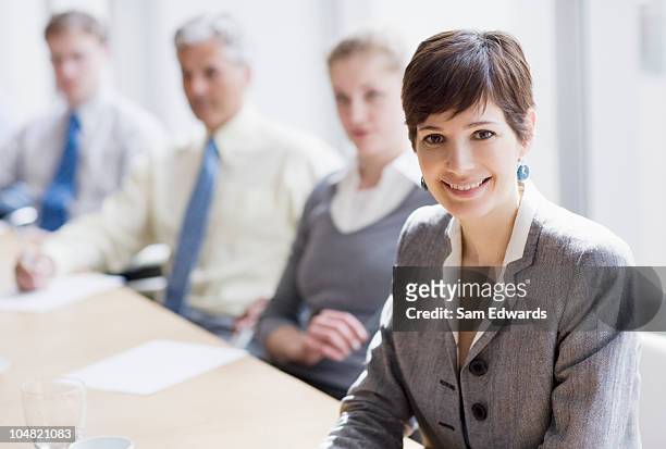 sonriente mujer de negocios en la sala de conferencias - jurado derecho fotografías e imágenes de stock