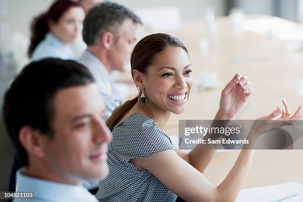 sonriente mujer de negocios gesticular en reunión en sala de conferencias - jurado derecho fotografías e imágenes de stock