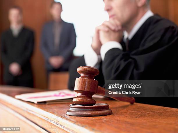 judge and gavel in courtroom - the three trials of oscar wilde after party stockfoto's en -beelden