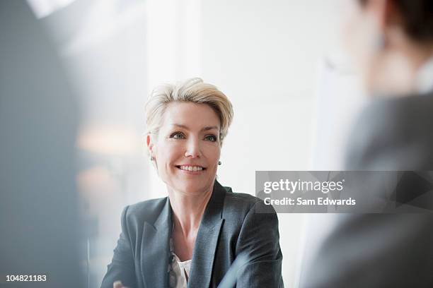 sonriente mujer de negocios - jurado derecho fotografías e imágenes de stock