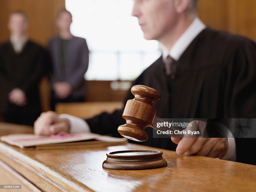 Con Martelletto del moderatore in Aula di tribunale Giudice