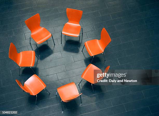 circle of empty chairs - group of objects office chairs stock pictures, royalty-free photos & images