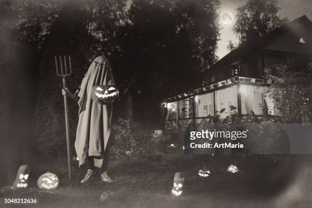 spooky ghost in de buurt van spookhuis op halloween in vintage stijl - men costume black and white stockfoto's en -beelden