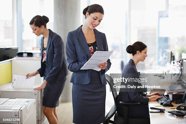 sequence of businesswoman working in office - clonagem imagens e fotografias de stock