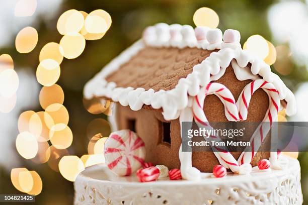 close up of gingerbread house - speculaashuis stockfoto's en -beelden
