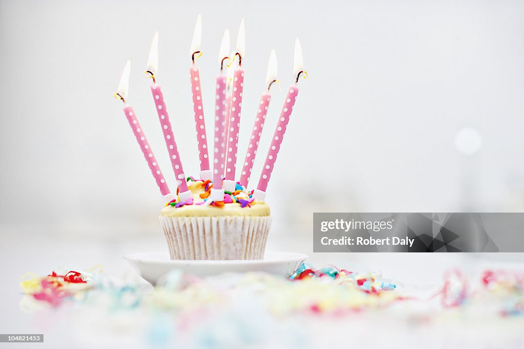 Velas de cumpleaños con magdalena con glaseado