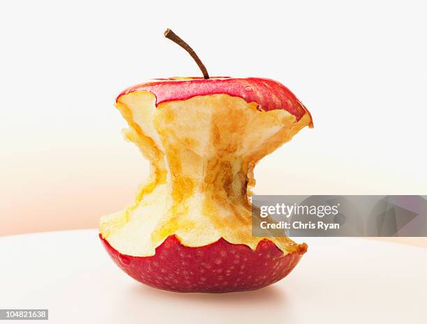 primer plano de comer manzana roja - corazón de manzana fotografías e imágenes de stock