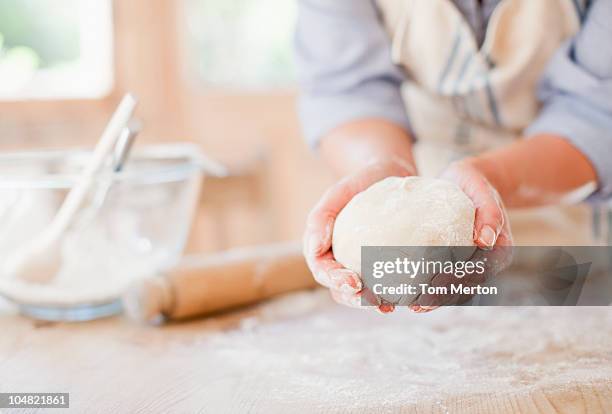 mulher a segurar a bola de massa na cozinha - baking bread imagens e fotografias de stock