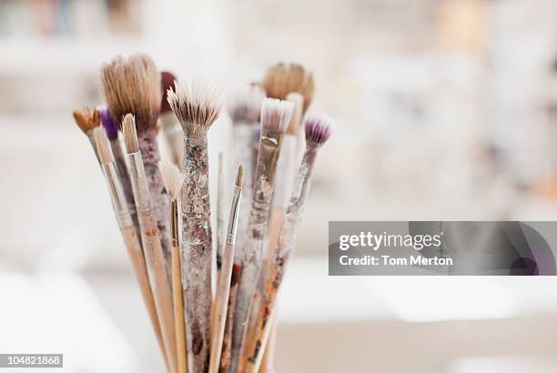 paintbrushes - kunstatelier stockfoto's en -beelden