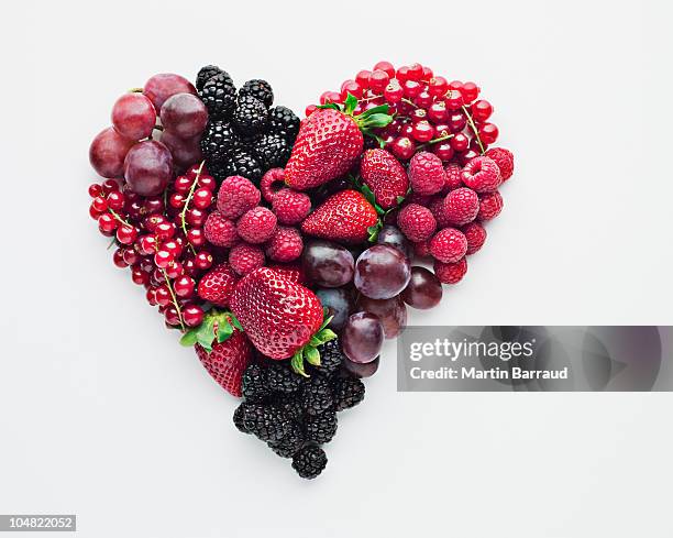 formación de forma de corazón frutas - summer fruits fotografías e imágenes de stock