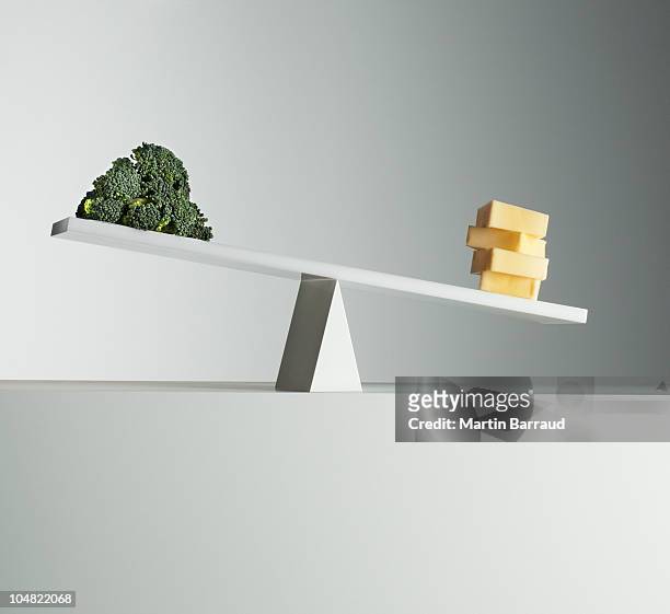 käse-verzierungen wippe mit brokkoli am anderen ende - balance cuisine stock-fotos und bilder