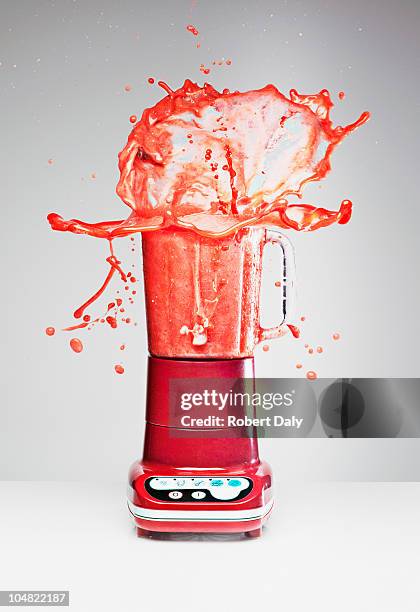 juice splashing from blender - liquidiser stock pictures, royalty-free photos & images