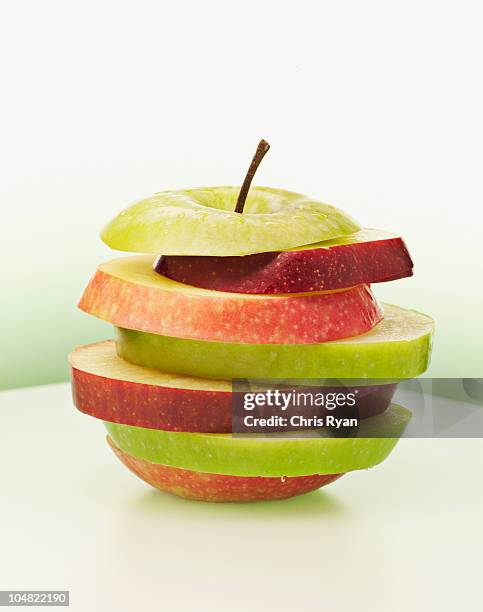 alternating red and green apple slices - slice of food stock pictures, royalty-free photos & images