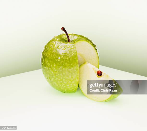 jugoso corte green apple - manzana verde fotografías e imágenes de stock