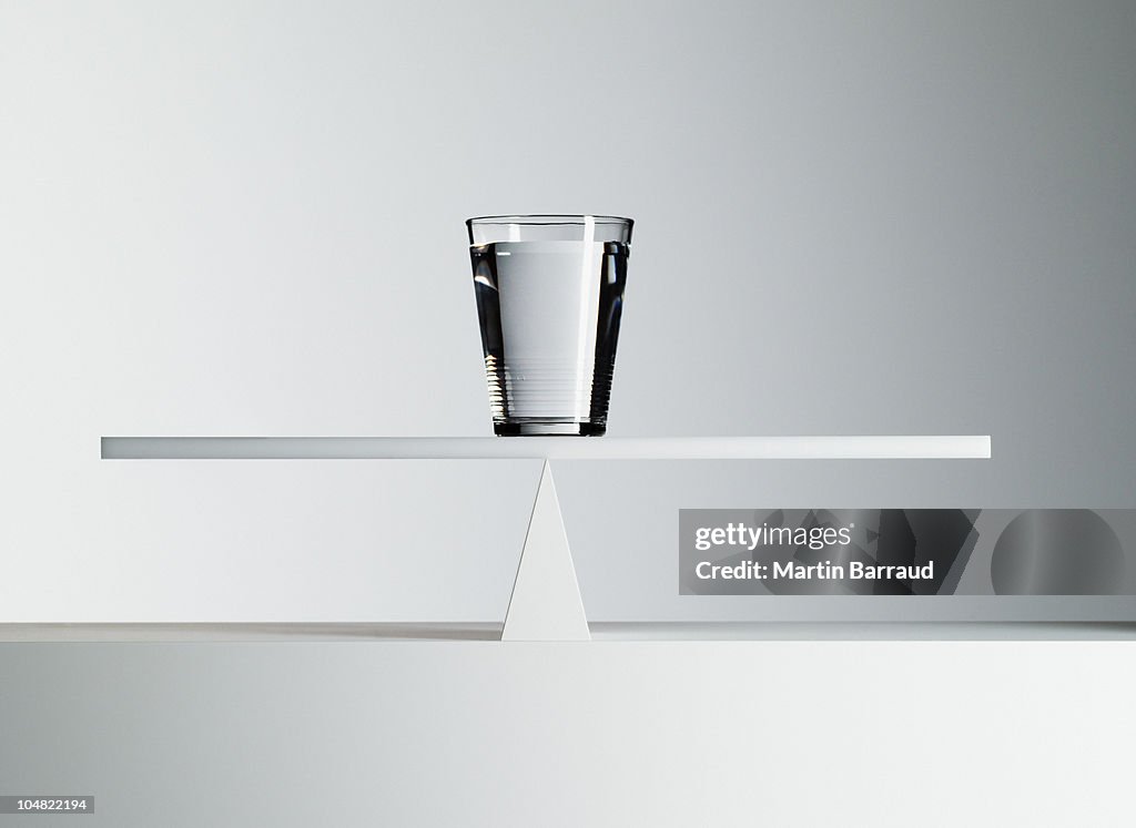 Vaso de agua del equilibrio en medio de balancín