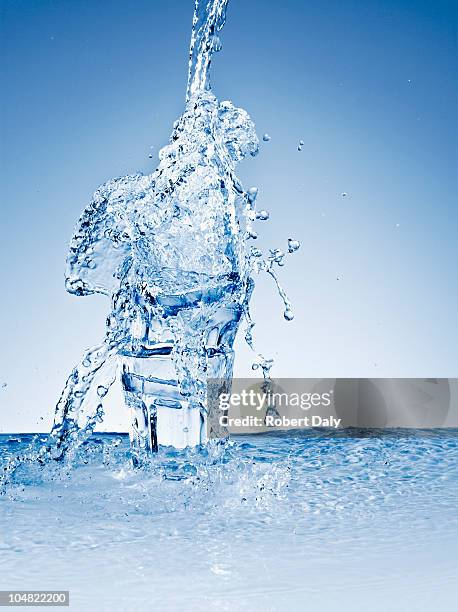 salpicaduras de agua de apilado gafas - chorro agua fotografías e imágenes de stock