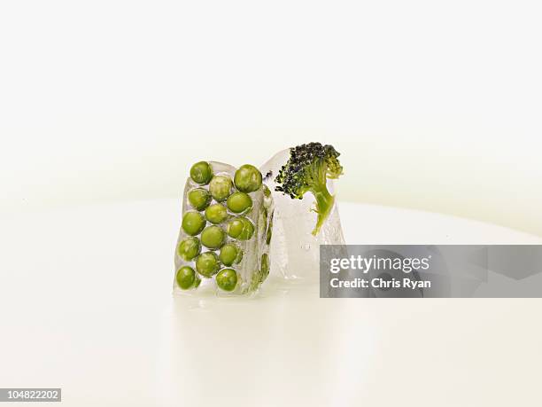 piselli e broccoli congelato in cubetti di ghiaccio - acqua ghiacciata foto e immagini stock