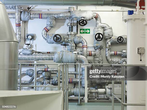 pipework in ship's engine room - machinekamer stockfoto's en -beelden