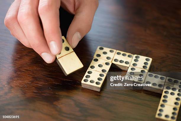 domino - dominó imagens e fotografias de stock