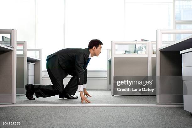 ready to run in the office - starting block photos et images de collection