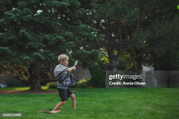 boy playing backyard baseball - backyard baseball stockfoto's en -beelden