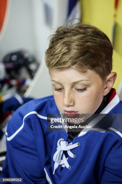 portrait of a young boy in a hockey jersey - ice hockey uniform imagens e fotografias de stock