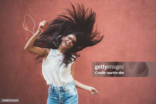 écouter de la musique - baladeur photos et images de collection