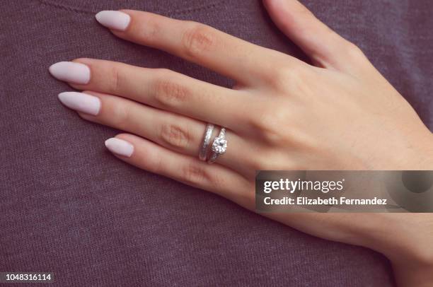 woman hand with engagement ring - bague de fiançailles photos et images de collection