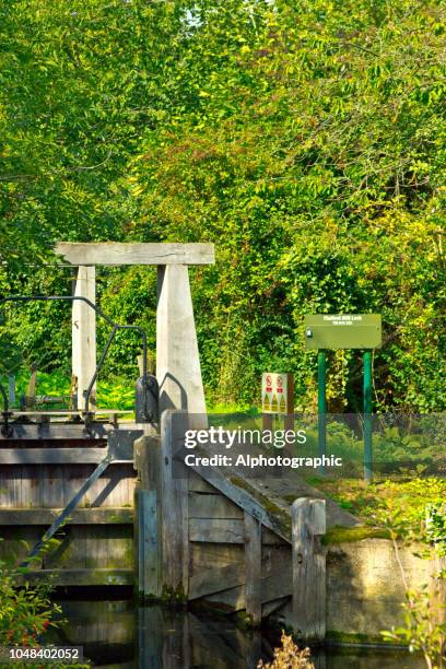 afgedankte lock op de rivier stour - duck tow path stockfoto's en -beelden