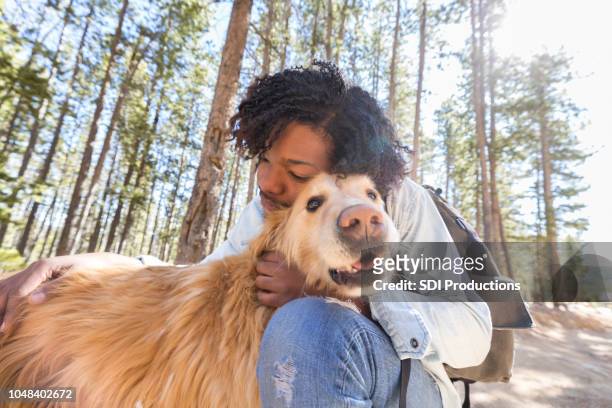 el hombre triste joven abraza a su adorable perro - hairy back man fotografías e imágenes de stock