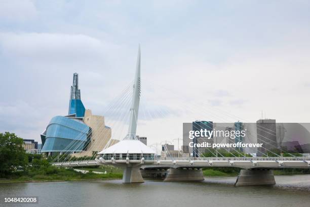 canadian museum of human rights und esplanade riel brücke in winnipeg, manitoba, kanada - winnipeg stock-fotos und bilder