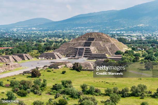antiguas pirámides de teotihuacan y las ruinas de la ciudad de méxico - azteca fotografías e imágenes de stock