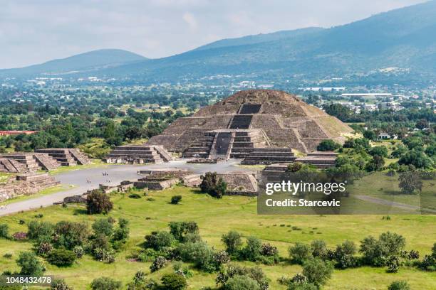 antique des pyramides de teotihuacan et des ruines à mexico - aztèque photos et images de collection